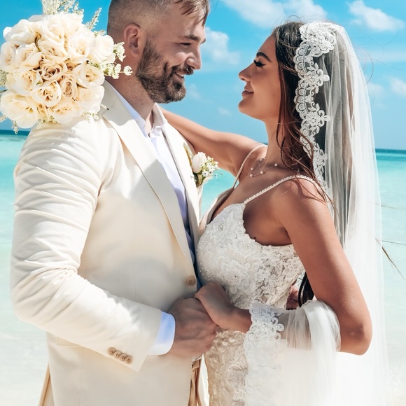 White Wedding Dress. - Picture 4 of 4